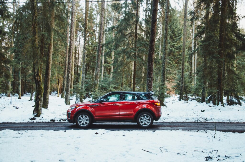 Brugt Range Rover sport holder i skoven om vinteren
